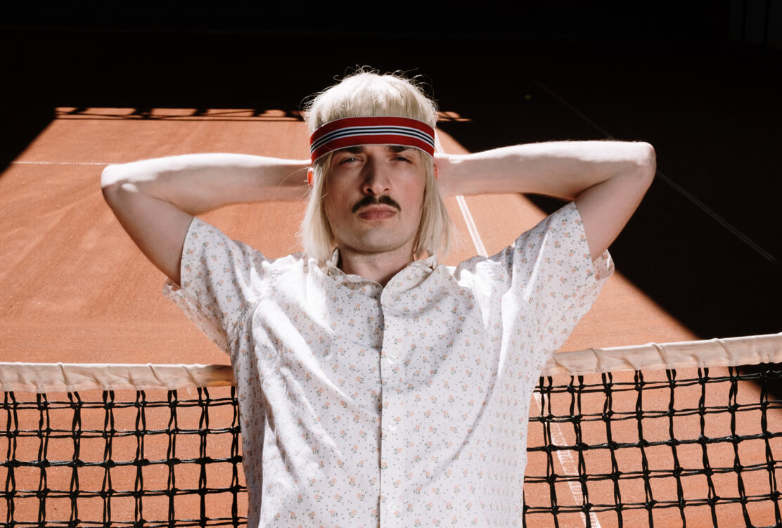 60’s sporty look is to die for, literally. Groovy baby!